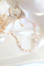 Rozenkwarts Choker | Natuurlijke Kristallen & Zoetwaterparel Ketting