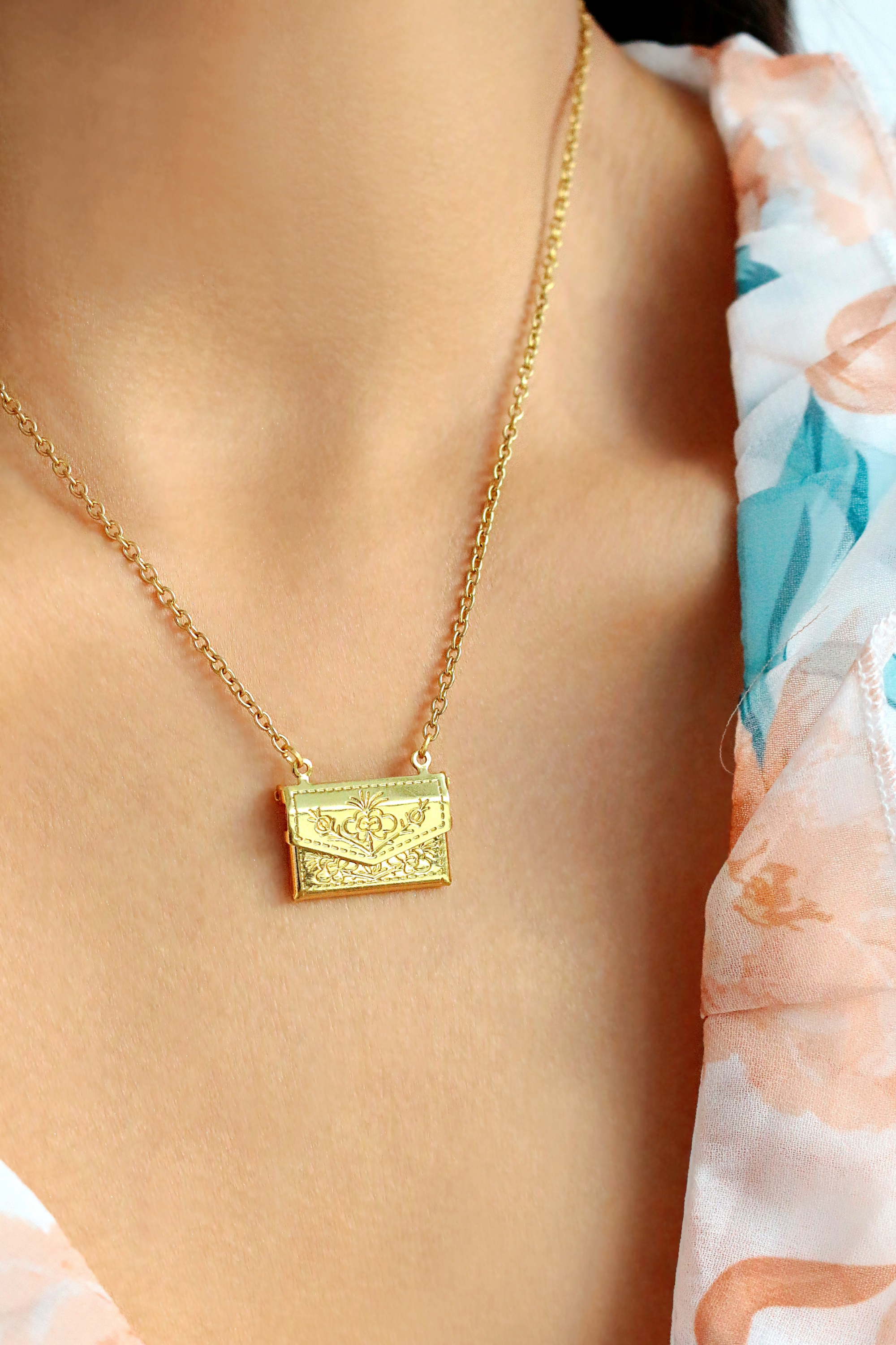Envelop Locket Ketting | 24K Goud | Daisy Gravure