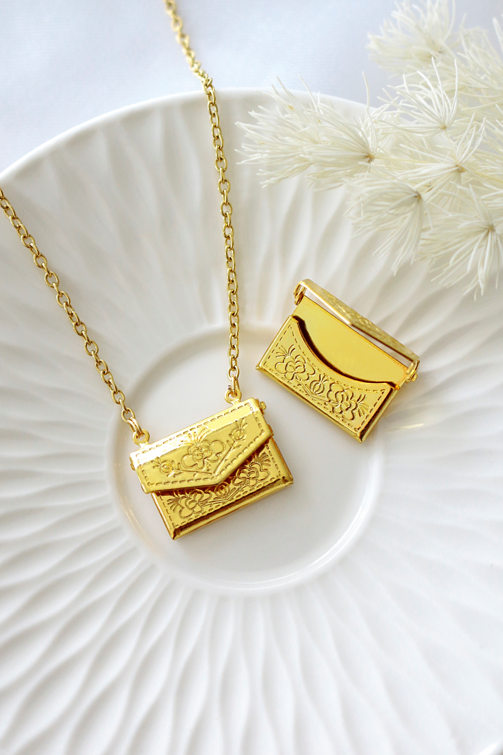 Envelop Locket Ketting | 24K Goud | Daisy Gravure