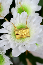 Envelop Locket Ketting | 24K Goud | Daisy Gravure