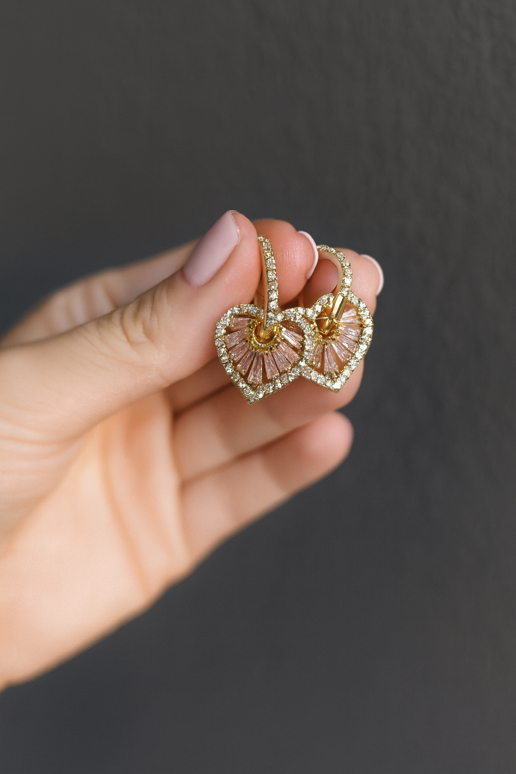 Hoepel Oorbellen met Roze Hart | 16K Goud | Cubic Zirconia